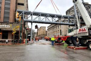 Crane lifting bridge structure